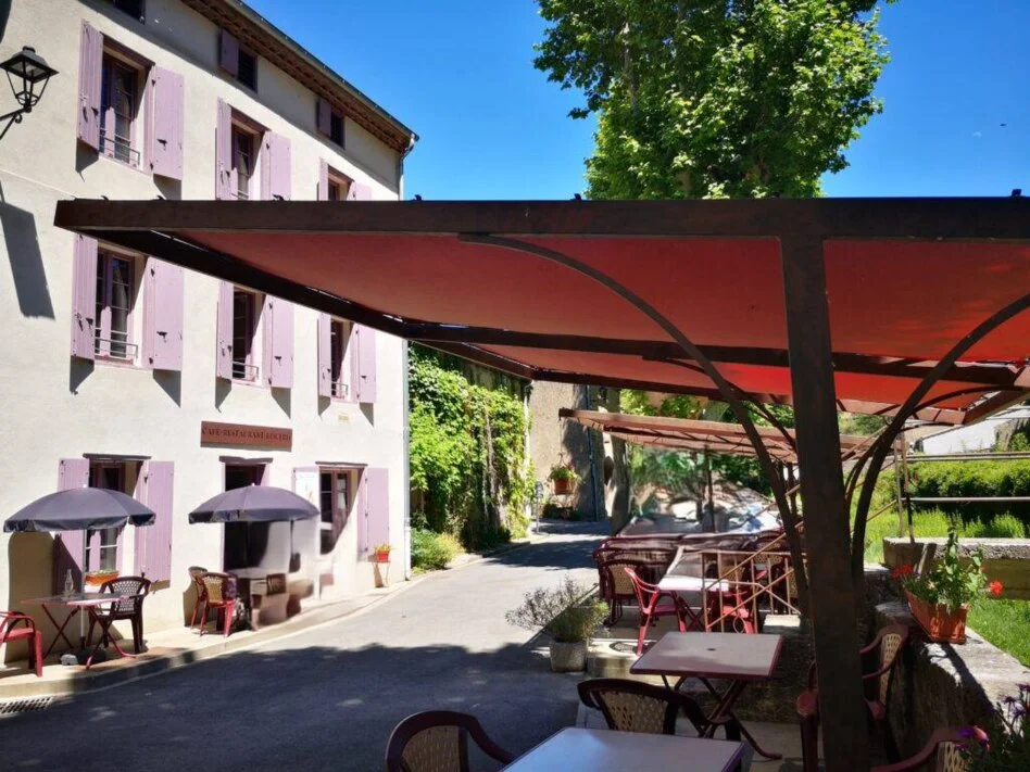 Le bar restaurant sous le château de Termes.